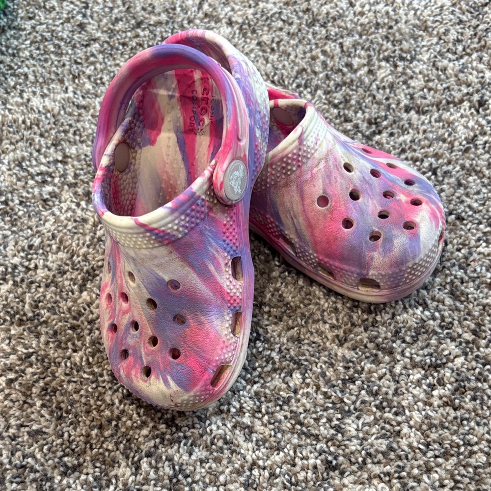CROCS Kids Sandals in Pink and Purple Swirl